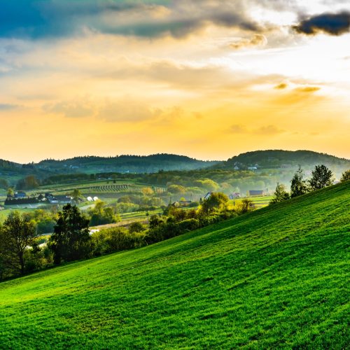 Widok na Beskid Wyspowy o zachodzie słońca, wiosna, zamglona d Widok na Beskid Wyspowy o zachodzie słońca, wiosna, zamglona d